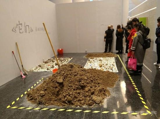 全球中国艺术展人气爆棚:63层写字楼变空中美术馆