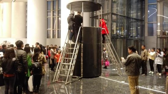 全球中国艺术展人气爆棚:63层写字楼变空中美术馆