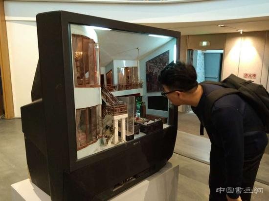 全球中国艺术展人气爆棚:63层写字楼变空中美术馆