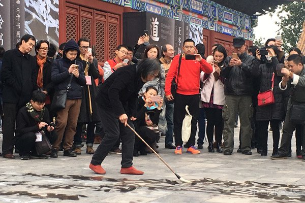 第三届《诗书画》年度展:王冬龄现场书法太庙古今对话