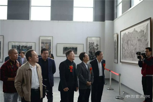 “经典之路——崔晓东山水画展”在青岛澜湾艺术公园开幕