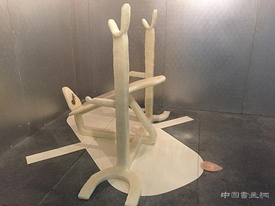 身体的祭坛,时间的难民:马修·巴尼纽约回顾展
