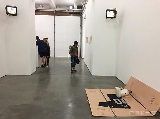 身体的祭坛,时间的难民:马修·巴尼纽约回顾展