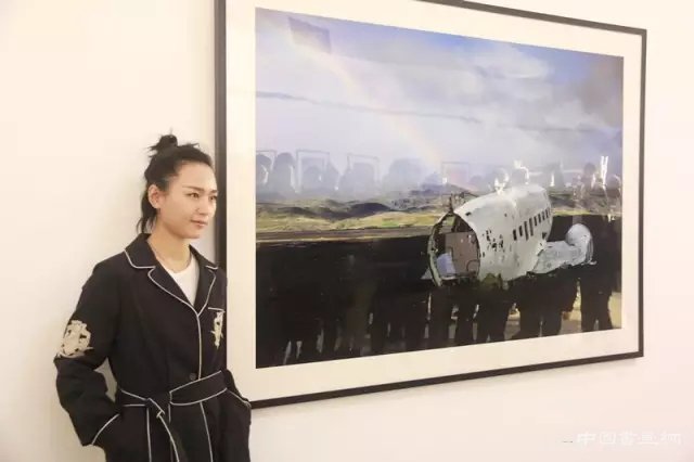 “游”——周笔畅摄影展在798悦美术馆开幕