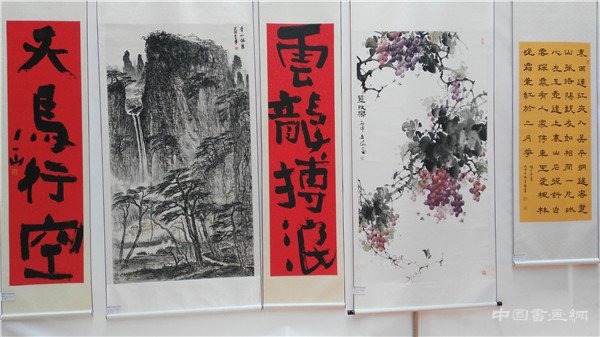 江苏滨海第二届微友暨名家书画邀请展在滨海县体育馆拉开序幕