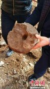 新疆呼图壁康家石门子岩画土层中发现石器