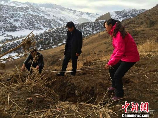 新疆呼图壁康家石门子岩画土层中发现石器