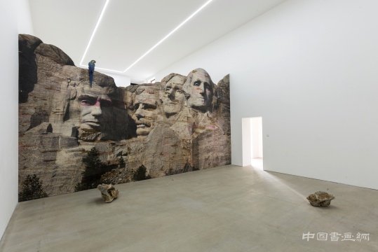 《黄昏漫步》 394×685×11 综合材料 鹦鹉 2016
德萨梁半个展:让风景都动起来