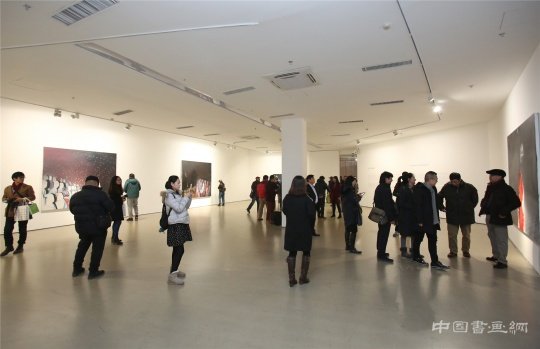 展览现场的观众
“浮光·浮生——许东生个展”在今日美术馆2号馆2层开幕