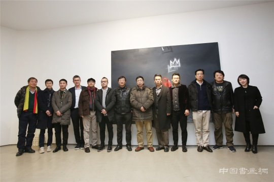 开幕现场嘉宾合影,左五为策展人高岭,左六为艺术家许东生
“浮光·浮生——许东生个展”在今日美术馆2号馆2层开幕