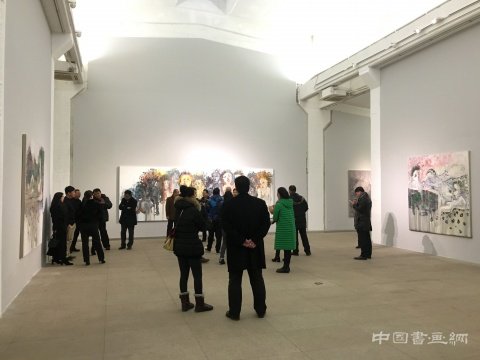 “异色状态”展出了张旭东近年创作的18张油画作品
癫狂与绚烂 异色状态——张旭东作品展在白盒子艺术馆开幕