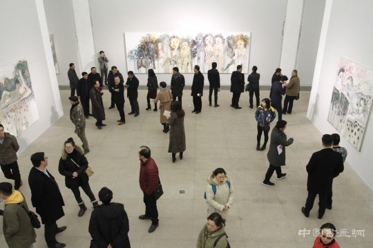 展厅现场人气很高
癫狂与绚烂 异色状态——张旭东作品展在白盒子艺术馆开幕