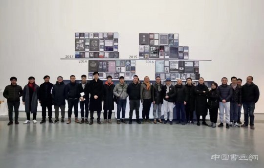 蜂巢当代艺术中心参展艺术家在现场合影
日高车马隔尘行 蜂巢当代艺术中心年终特展”车马之行“开幕