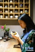 “90后”美女自学金缮修复让瓷器重生
