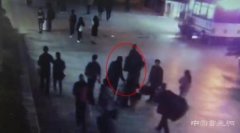 行李找不到拿他人行李 ＂顺手牵羊＂30万玉石被抓