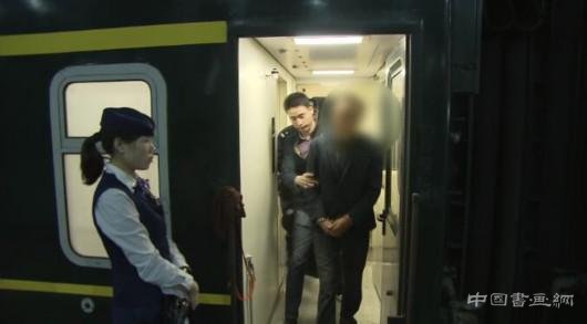 行李找不到拿他人行李 ＂顺手牵羊＂30万玉石被抓