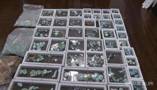行李找不到拿他人行李 ＂顺手牵羊＂30万玉石被抓