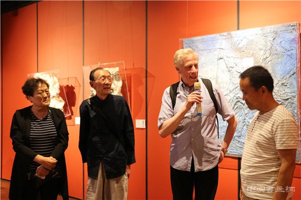 “凹凸丹青—胡又笨新作展”在北京陶然天艺术沙龙举行