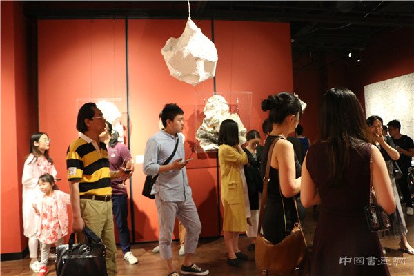 “凹凸丹青—胡又笨新作展”在北京陶然天艺术沙龙举行