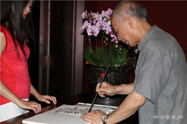 “凹凸丹青—胡又笨新作展”在北京陶然天艺术沙龙举行