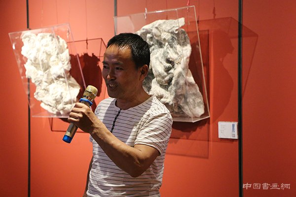“凹凸丹青—胡又笨新作展”在北京陶然天艺术沙龙举行