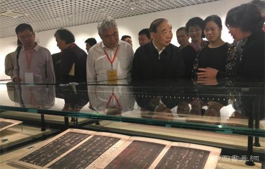 南京大学藏宋拓孤本王羲之墨迹摹本《大观帖》亮相