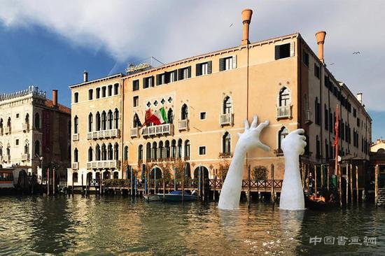 威尼斯建巨手雕塑呼吁环保 被网友吐槽
