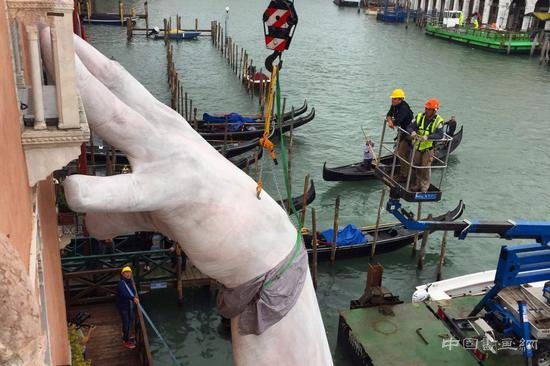 威尼斯建巨手雕塑呼吁环保 被网友吐槽