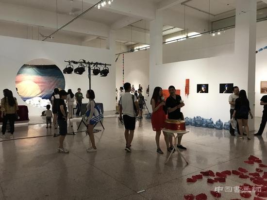 798艺术区“塑料不酷”——影像•摄影•综合艺术展开幕