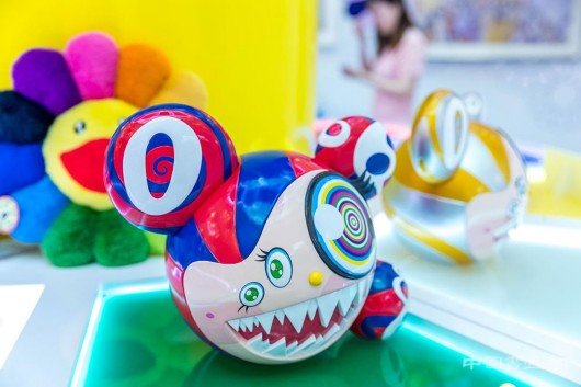 穿越异次元迷宫，邂逅村上隆作品
