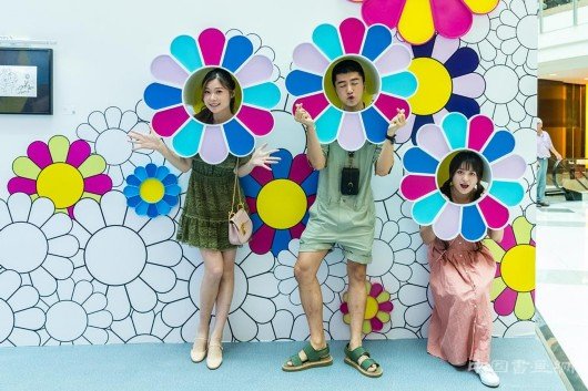 穿越异次元迷宫，邂逅村上隆作品