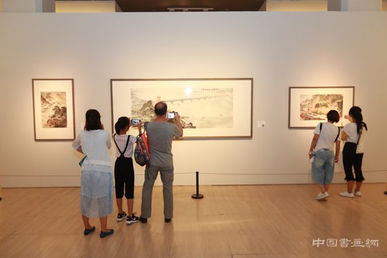 伍霖生艺术展在中国美术馆展出