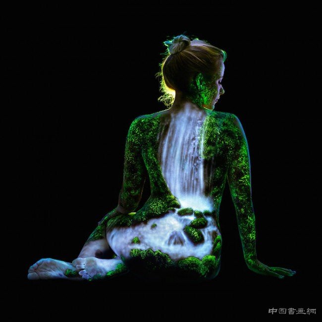荧光彩绘：人体化作银河系