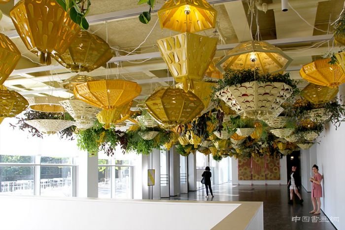 几何室内悬挂式花园点亮芝加哥当代艺术博物馆
