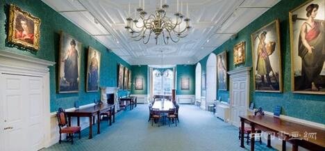 英国金融家重新打造英格兰古镇 恢复昔日荣光