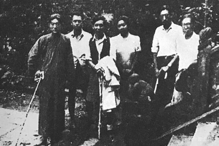 傅抱石《重岩赏泉》：于小天地中见大气象