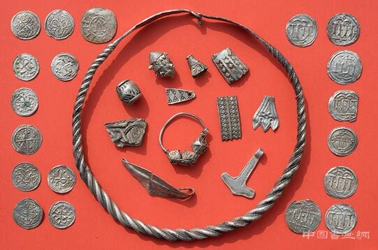 一男孩与业余考古学家发现丹麦传奇国王宝藏