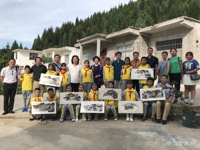 《青山绿水四十年》书画艺术助推旅游文化，艺术助教圆梦“贵州黄果树”贫困