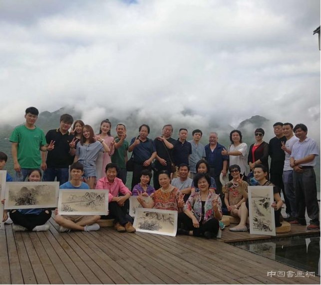《青山绿水四十年》书画艺术助推旅游文化，艺术助教圆梦“贵州黄果树”贫困