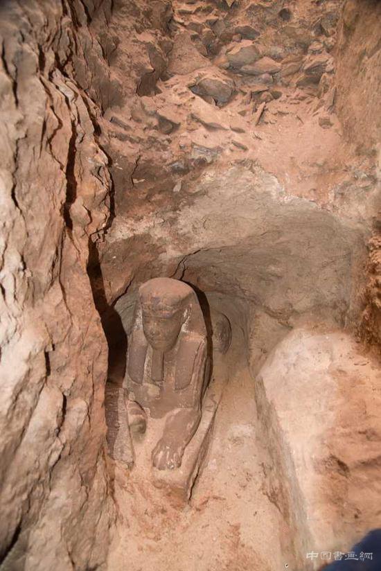 埃及考古队在康翁波神庙发现狮身人面像砂岩雕像