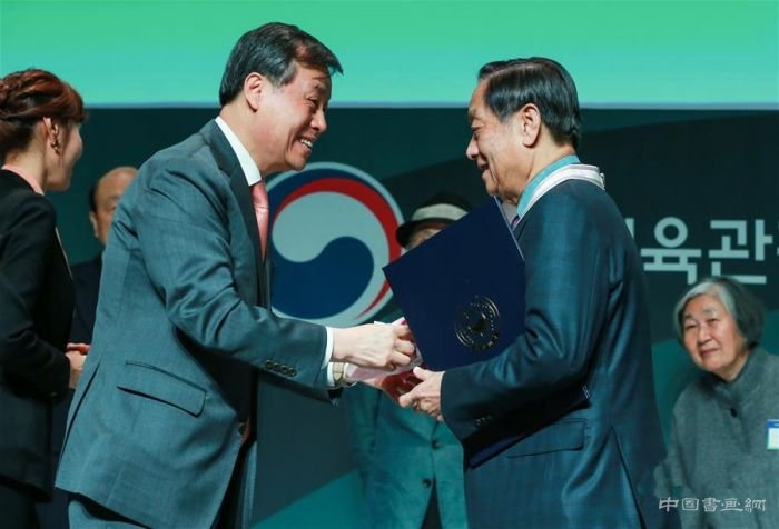 中国艺术家韩美林获颁“韩国文化勋章”