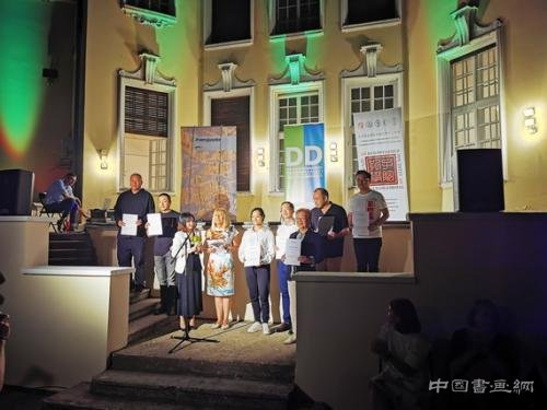 “多瑙河对话”当代艺术节组委会为中方参展代表颁发证书 中国当代艺术亮相2019“多瑙河对话”当代艺术节