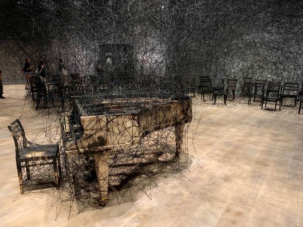 在森美术馆读盐田千春：“灵魂的颤动”与装置的平面化