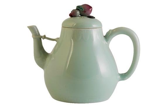乾隆年间茶壶在英国高价落槌 超估价1000倍
