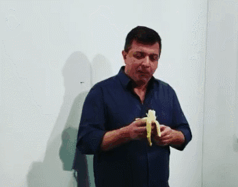 艺术家莫瑞吉奥·卡特兰当场吃掉售价12万美元的香蕉，还大呼“美味”