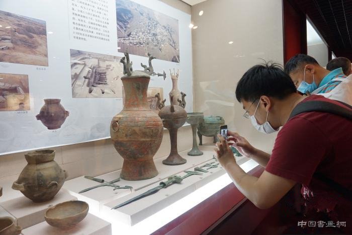 辽宁重要考古发现标本展出 牛河梁遗址出土文物受瞩目