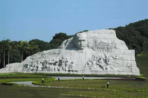 《孙中山纪念像》（花岗岩）