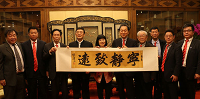 胡滨向日本前首相鸠山由纪夫赠送书法作品