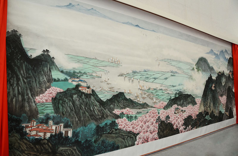 薛亮先生向南京大学捐赠巨幅画卷