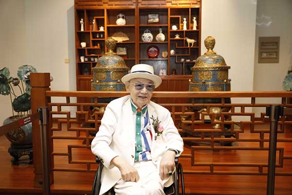 张宗宪向上海博物馆捐赠铜胎掐丝珐琅器32套共46件